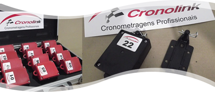Imagem do equipamento da Cronolink contendo à esquerda uma maleta de carregamento contendo 12 transponderes e, à direita, um transponder junto a um suporte com grampo para fixação